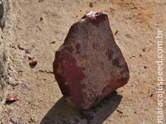 Casal é apedrejado e encontrado no meio da rua por populares