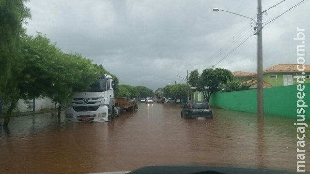 Chuva alaga ruas do centro e danifica ponte na região rural de Bonito