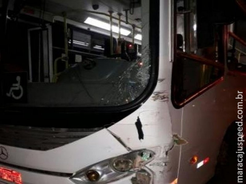 Colisão entre moto e ônibus mata um e deixa outro gravemente ferido