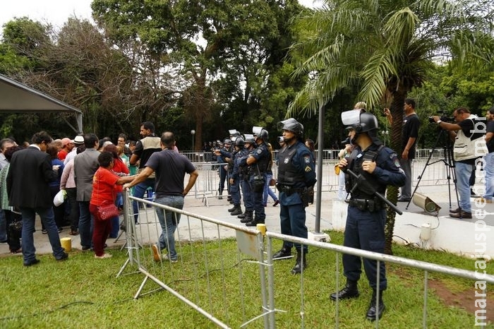 Com Assembleia cercada, previdência dos servidores estaduais volta à pauta Com Assembleia cercada, previdência dos servidores estaduais volta à pauta