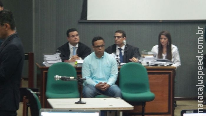 Com cartazes, família de Brunão espera pela condenação de réu que matou segurança