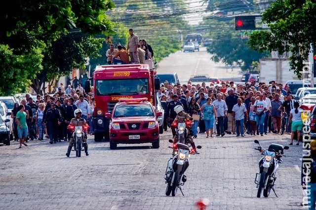 Com honras militares, palmas e hino, prefeito é sepultado em Corumbá