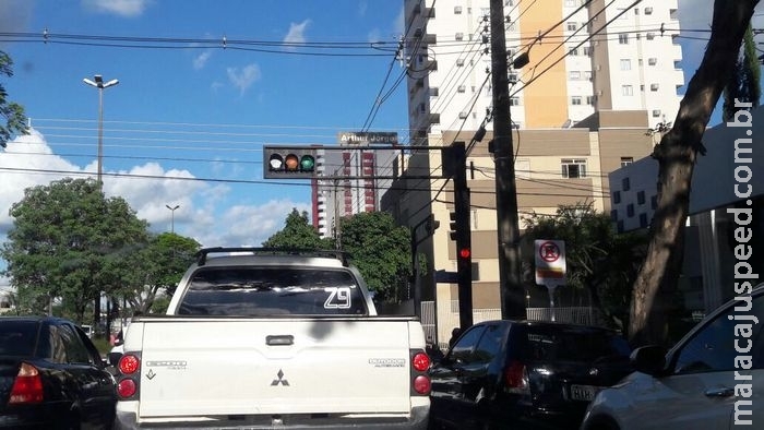 Com medo de acidentes, motoristas denunciam pane em sinaleiros