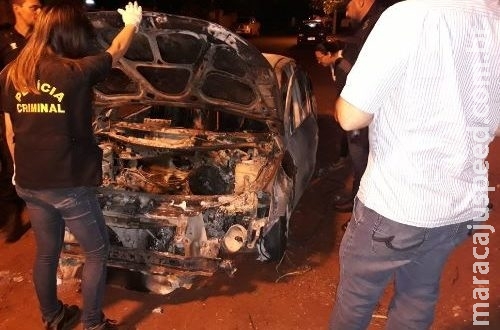 Corpo é encontrado algemado dentro de carro em chamas em MS Corpo é encontrado algemado dentro de carro em chamas em MS