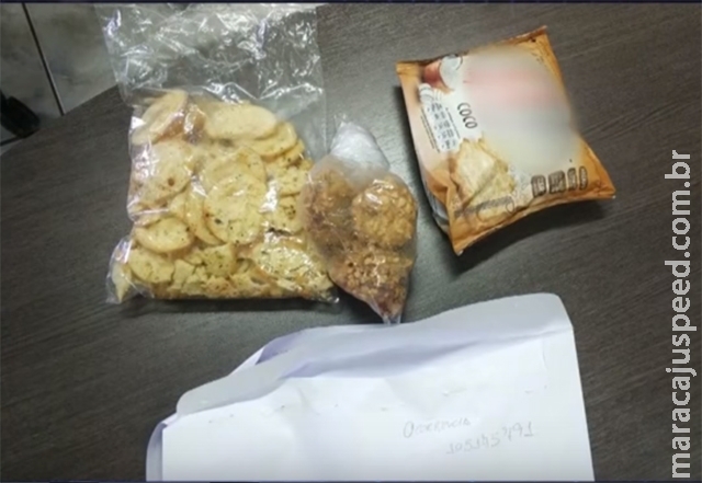 Deputado é flagrado tentando entrar na cadeia com queijo e biscoitos na cueca Deputado é flagrado tentando entrar na cadeia com queijo e biscoitos na cueca