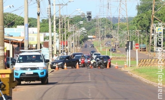 Despejo de famílias de área privada invadida interdita a avenida Guaicurus