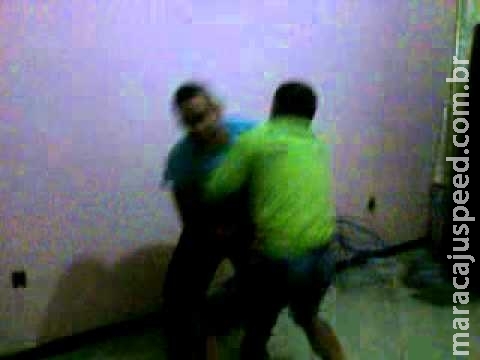 Dono de mercearia tem casa invadida e é espancado com socos por vizinho