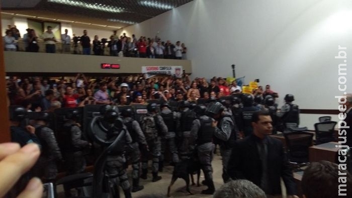 Em sessão rápida, deputados aprovam por 13 votos a 7 reforma da previdência