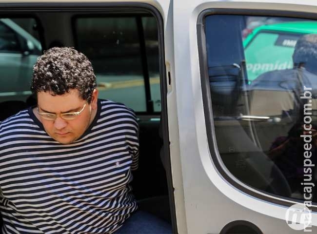 Em silêncio, acadêmico preso por matar advogada recebe tornozeleira e é solto