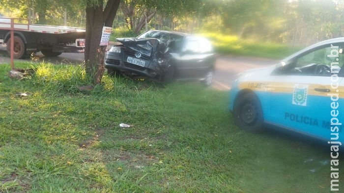 Embriagado, motorista perde controle e colide carro contra árvore na Capital