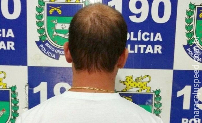 Farmacêutico é preso por tentar beijar paciente à força em sala de vacinação Farmacêutico é preso por tentar beijar paciente à força em sala de vacinação