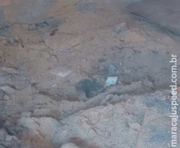 Filha é suspeita de matar pai e mãe e enterrar corpos no quintal de casa