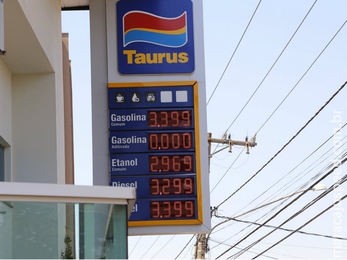 Governo altera contrato para repassar reajuste em preço da gasolina
