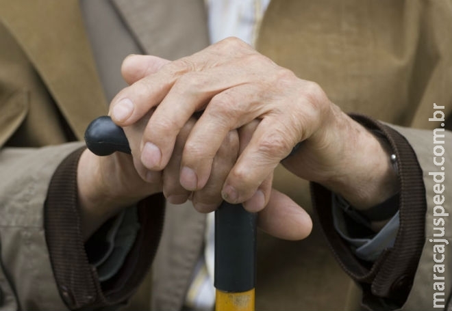 Homem de 70 anos é encontrado caído em rua com tiro no olho esquerdo