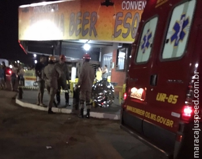 Homem é executado com dois tiros na cabeça em frente a bar Homem é executado com dois tiros na cabeça em frente a bar