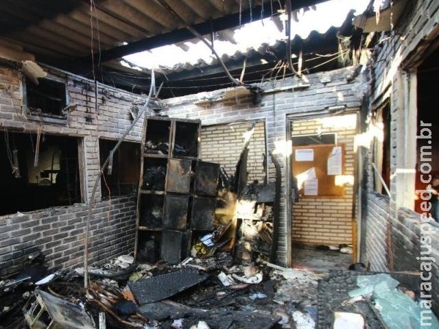 Incêndio destrói escritório de supermercado no Aero Rancho Incêndio destrói escritório de supermercado no Aero Rancho