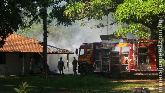 Incêndio em chácara destrói residência e mobiliza Bombeiros na Capital Incêndio em chácara destrói residência e mobiliza Bombeiros na Capital