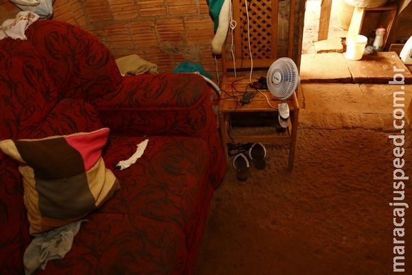 Jovem de 20 anos é baleado enquanto assistia TV em casa Jovem de 20 anos é baleado enquanto assistia TV em casa