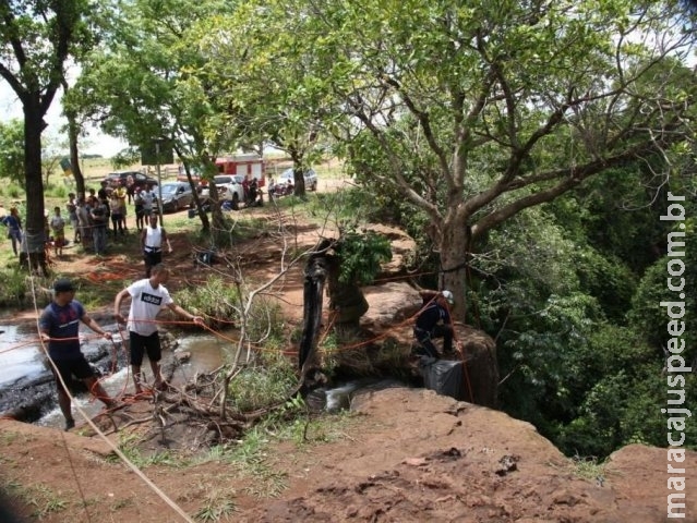 Jovem pede socorro para bombeiros e se joga da cachoeira do Inferninho Jovem pede socorro para bombeiros e se joga da cachoeira do Inferninho