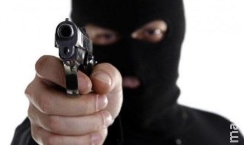 Ladrões armados invadem dogueria, agridem funcionários e roubam local