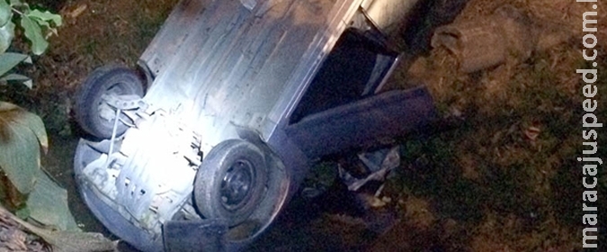 Ladrões roubam carro e deixam veículo ‘pendurado’ em córrego durante fuga