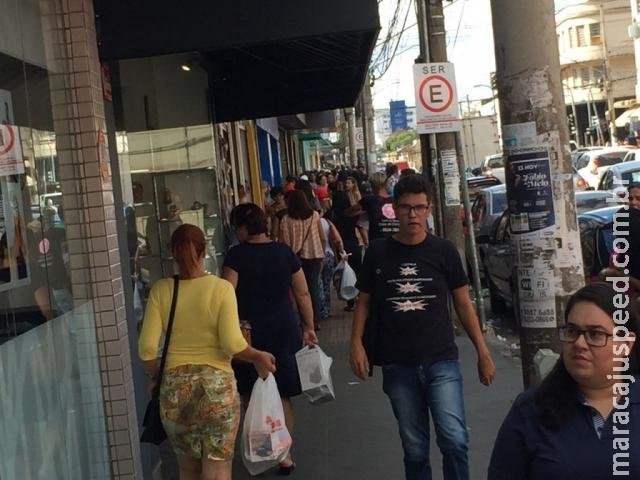 Liberação de salários garante sexta-feira movimentada no Centro Liberação de salários garante sexta-feira movimentada no Centro