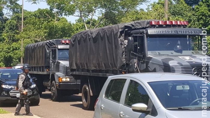 Mais 2 caminhões com policiais militares chegam à Assembleia de MS