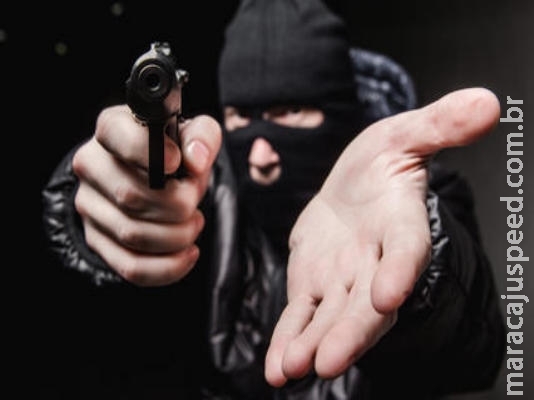 Maracaju: Bandidos fortemente armados e encapuzados amarram clientes e proprietários de lanchonete para cometerem assalto Maracaju: Bandidos fortemente armados e encapuzados amarram clientes e proprietários de lanchonete para cometerem assalto