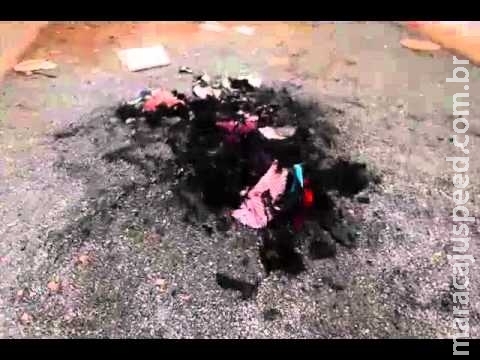 Marido coloca fogo em roupas de esposa e colchão de residência após briga