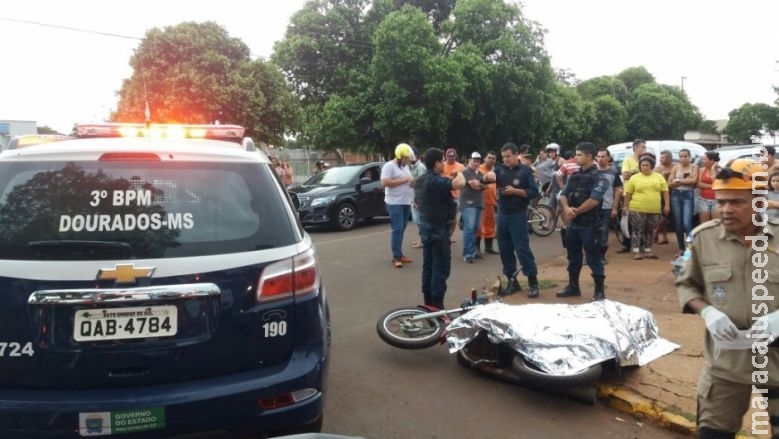 Motociclista é executado a tiros por dupla em plena luz do dia Motociclista é executado a tiros por dupla em plena luz do dia