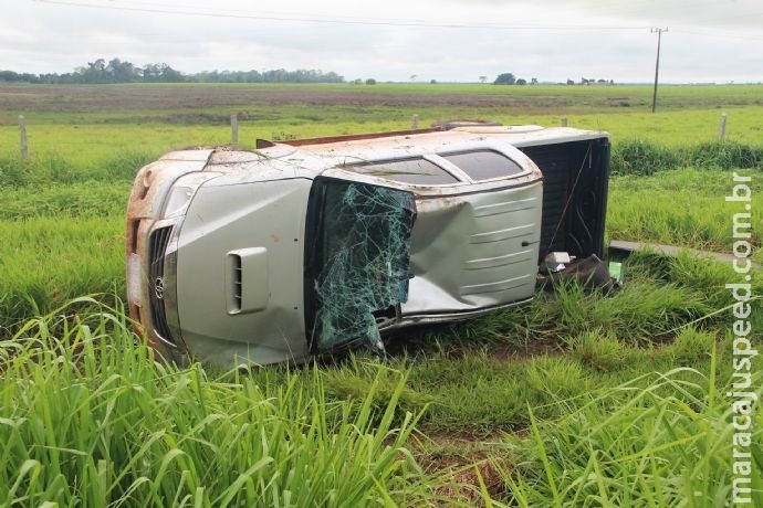 Motorista fica ferido ao capotar Toyota Hilux em curva na MS-276