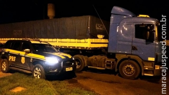 Motorista foge e abandona caminhão com 400 mil maços de cigarro