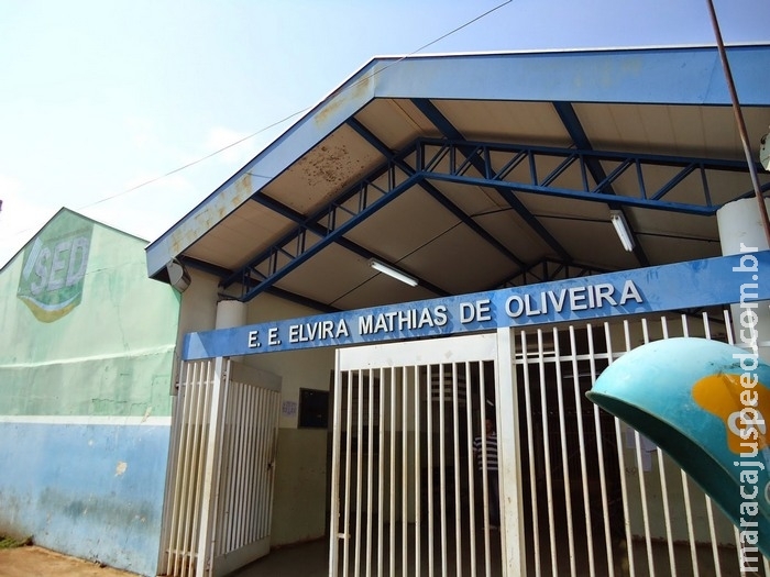 Mulher xinga guardas ao defender filho flagrado com faca em escola Mulher xinga guardas ao defender filho flagrado com faca em escola