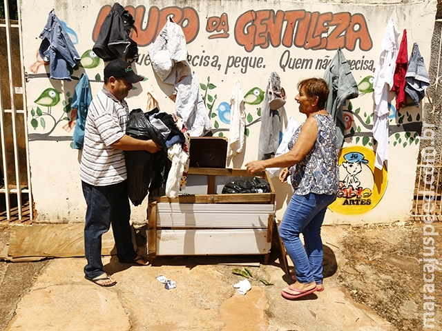 Muro da gentileza no Colibri: deixa quem pode e pega quem precisa Muro da gentileza no Colibri: deixa quem pode e pega quem precisa