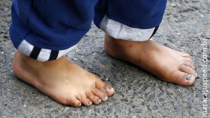 Pai esfregava rosto de criança em barro e a obrigava a ajoelhar em caco de vidro