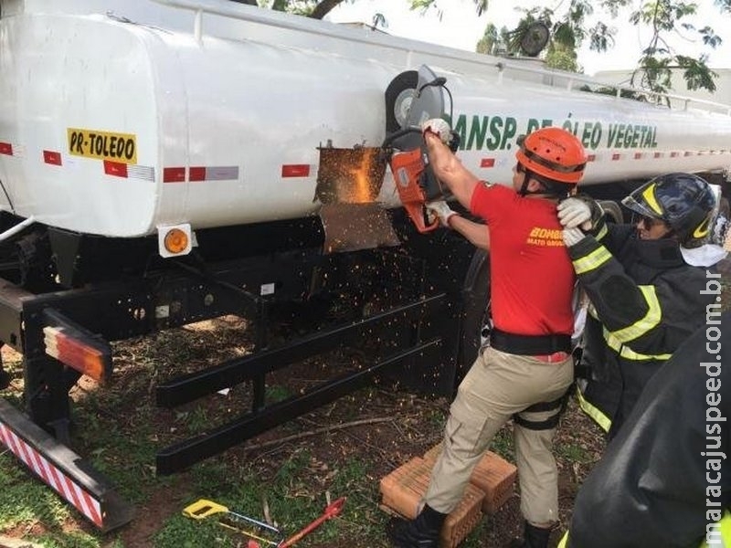 Polícia corta caminhão-tanque para retirar 3,5 toneladas de maconha