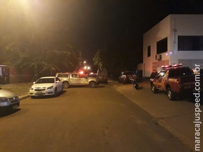 Policial armado se tranca em residência e faz mulher de refém 