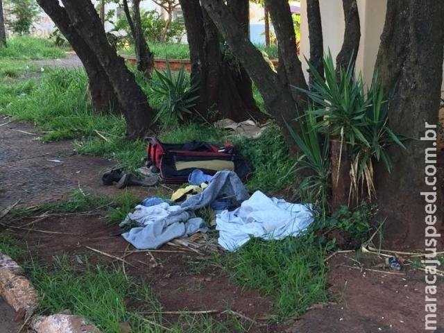 Praça abandonada onde homem foi morto é ponto de usuários de drogas