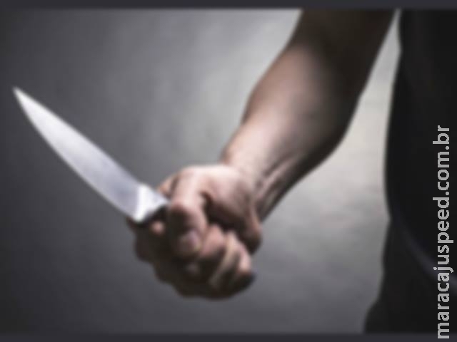 Rapaz é esfaqueado enquanto dormia no abdômen por colega Rapaz é esfaqueado enquanto dormia no abdômen por colega
