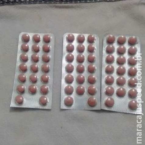 Remédios são distribuídos com a data de validade cortada e morador desconfia