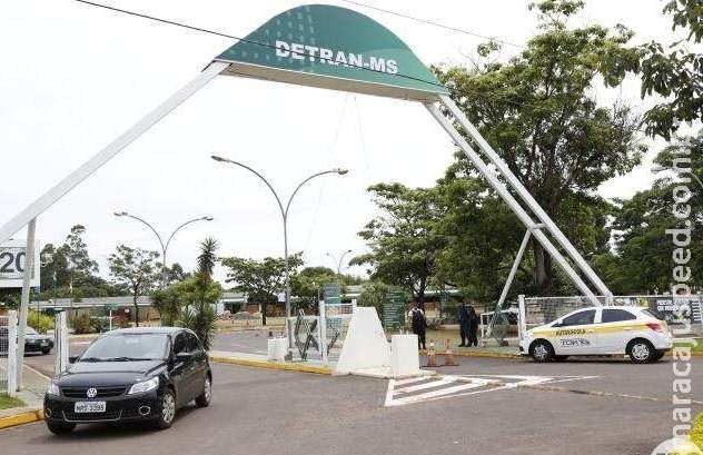 Sem salário, terceirizado do Detran vende até o celular para se manter Sem salário, terceirizado do Detran vende até o celular para se manter