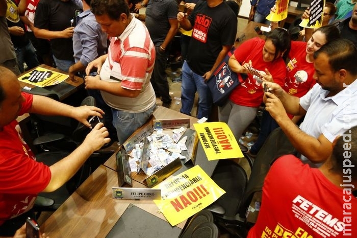 Sessão é suspensa após protesto e servidores se reúnem com deputados