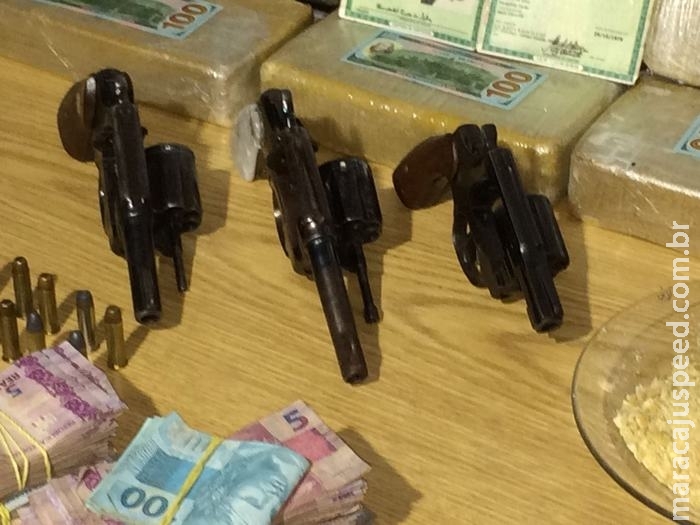 Traficante tenta despistar, mas ‘cai’ com drogas, armas e moto de luxo