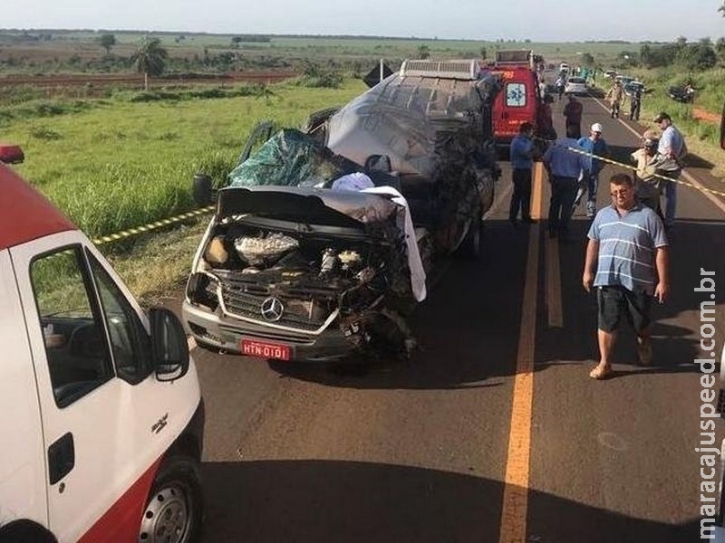 Van desvia de ciclista, bate em carreta e motorista morre na MS-276