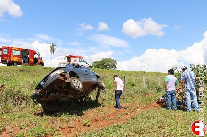 Veículo capota com três ocupantes e cai em ribanceira na MS-162 Veículo capota com três ocupantes e cai em ribanceira na MS-162