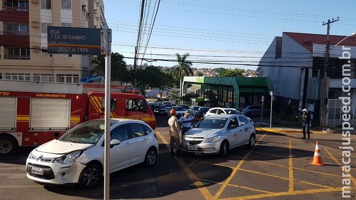 Veículo oficial não respeita sinalização e provoca acidente na Capital
