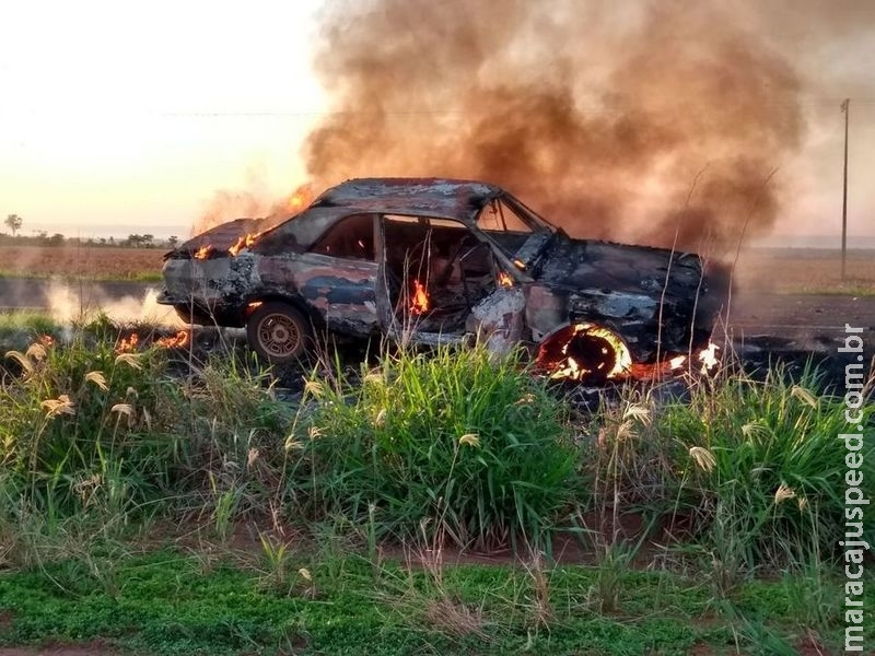 Veículo sofre pane elétrica e pega fogo em rodovia; motorista conseguiu sair Veículo sofre pane elétrica e pega fogo em rodovia; motorista conseguiu sair