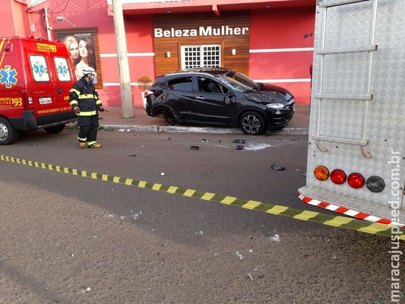Veículo tenta ultrapassar caminhão e acaba capotando em bairro da Capital Veículo tenta ultrapassar caminhão e acaba capotando em bairro da Capital
