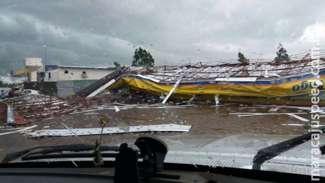 Ventos de 65 km/h derrubam árvores e cobertura de posto de combustíveis Ventos de 65 km/h derrubam árvores e cobertura de posto de combustíveis