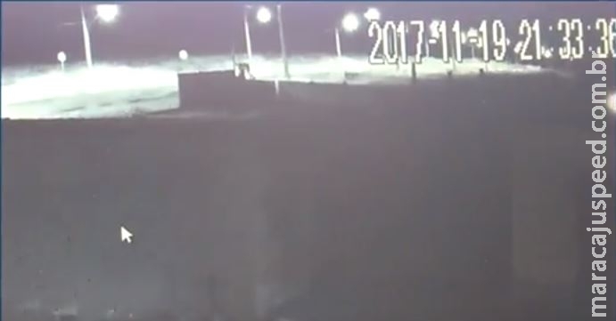 VÍDEO: 3 dias após serem flagrados por câmeras, ladrões voltam a loteamento VÍDEO: 3 dias após serem flagrados por câmeras, ladrões voltam a loteamento